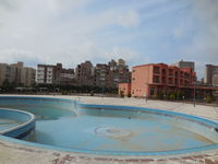 الفندق مع حمام السباحة